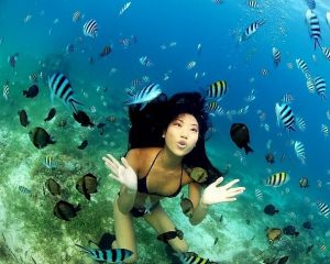kumiko kissing the fish